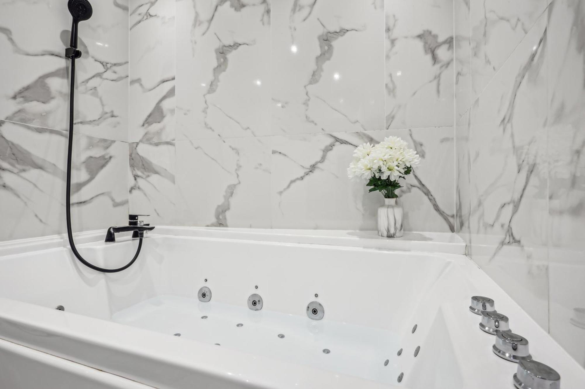 Studio Avec Jacuzzi & Vue Sur Le Parc Soubiran ดอมมารีย์-เลส์-ลีซ์ ภายนอก รูปภาพ